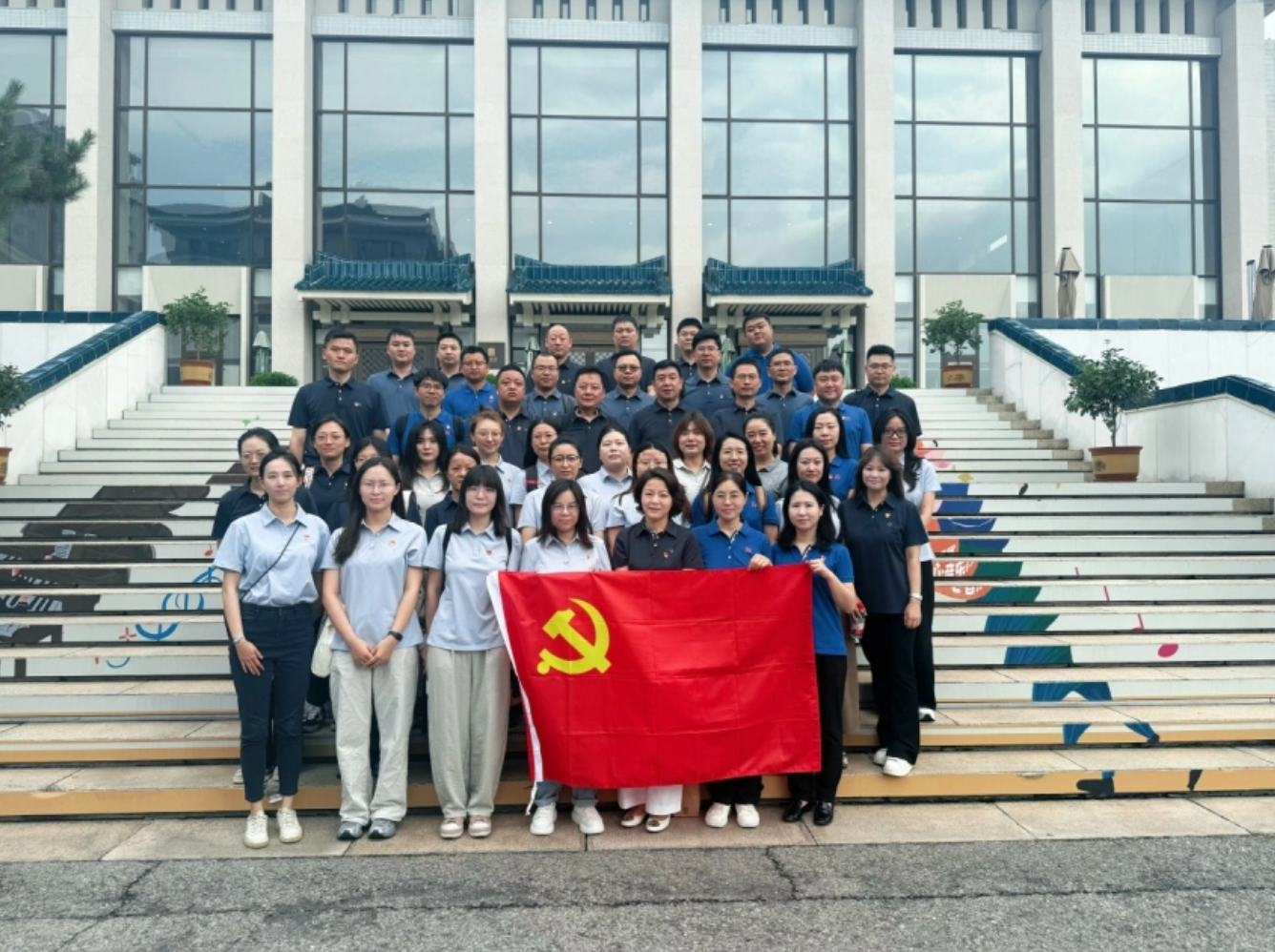 銘記歷史，砥礪前行—— 中建材信息各黨支部開展《南京照相館》觀影活動